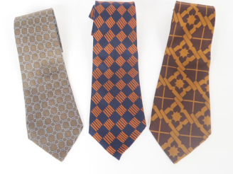 Vente aux enchères HERMES, Paris Ensemble comprenant trois différentes cravates.  (légère