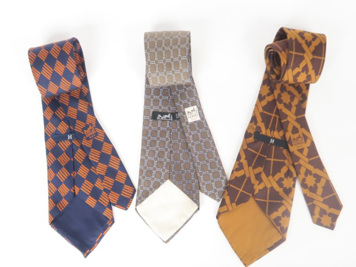HERMES, Paris Ensemble comprenant trois différentes cravates.  (légère