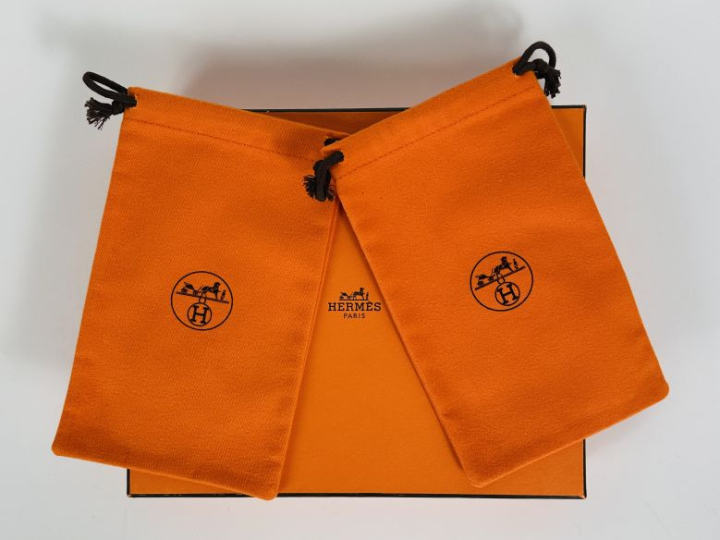 HERMES, Paris Boite cartonnée et deux petites pochettes en tissu orang