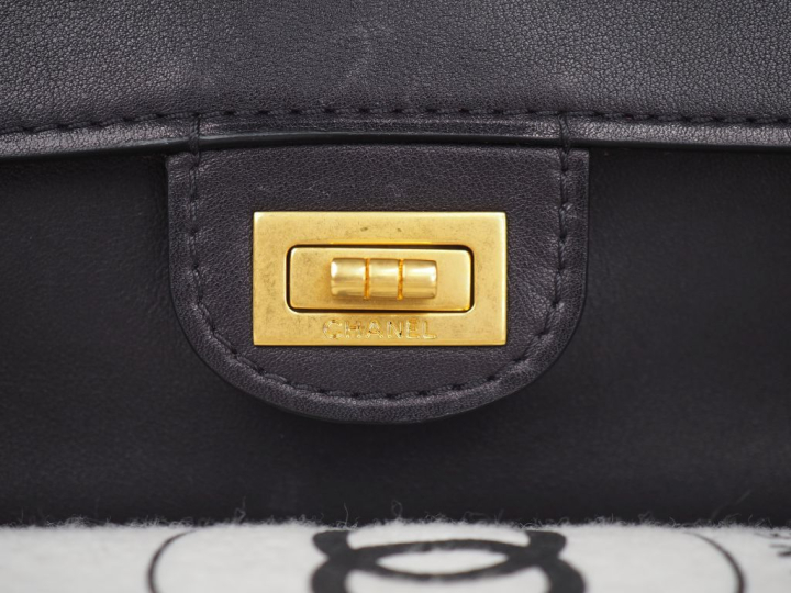 CHANEL Sac à main, modèle " 255 " par Karl Lagerfeld, en cuir d'agneau