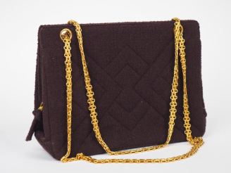 Vente aux enchères CHANEL Sac jersey marron surpiqué, porté épaule ou bandoulière. Intéri