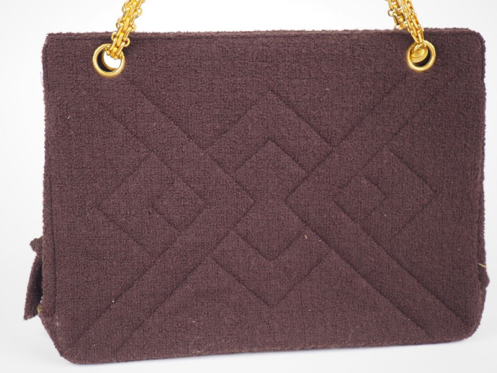 CHANEL Sac jersey marron surpiqué, porté épaule ou bandoulière. Intéri