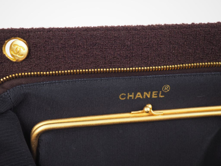 CHANEL Sac jersey marron surpiqué, porté épaule ou bandoulière. Intéri