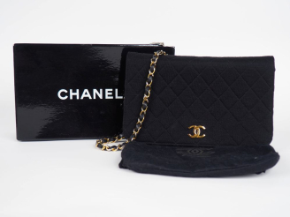 Vente aux enchères CHANEL, Paris Sac porté épaule en jersey matelassé noir.  Garniture en
