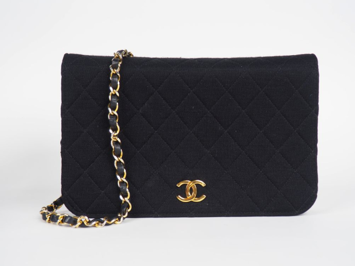 CHANEL, Paris Sac porté épaule en jersey matelassé noir.  Garniture en