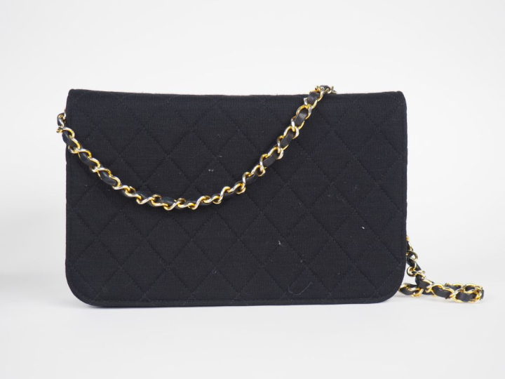 CHANEL, Paris Sac porté épaule en jersey matelassé noir.  Garniture en