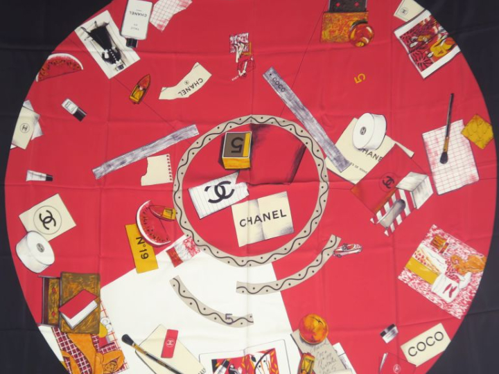 CHANEL Echarpe de soie, à décor imprimé polychrome sur fond rouge et n