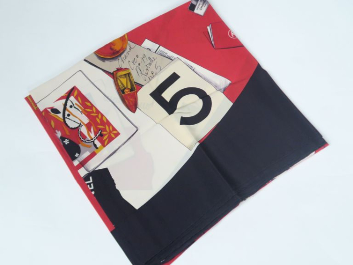 CHANEL Echarpe de soie, à décor imprimé polychrome sur fond rouge et n
