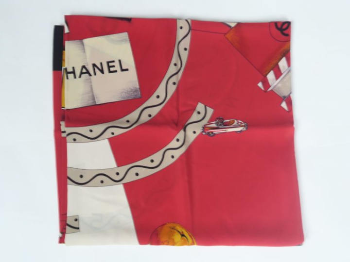 CHANEL Echarpe de soie, à décor imprimé polychrome sur fond rouge et n
