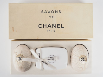 Vente aux enchères CHANEL, Paris "Savons n°5". Ensemble comprenant un porte-savon et son 