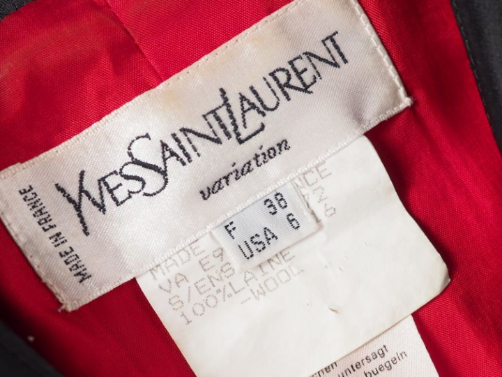 YVES SAINT LAURENT, Variation Ensemble de tailleur, veste et jupe, en 