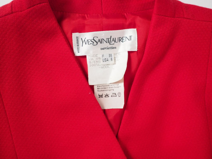 YVES SAINT LAURENT, Variation Ensemble de tailleur, veste et jupe, en 