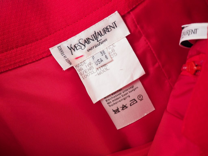 YVES SAINT LAURENT, Variation Ensemble de tailleur, veste et jupe, en 