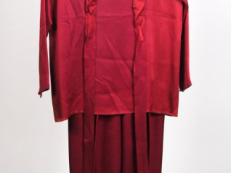 Vente aux enchères YVES SAINT LAURENT, Rive gauche Ensemble pantalon et blouse à manches 