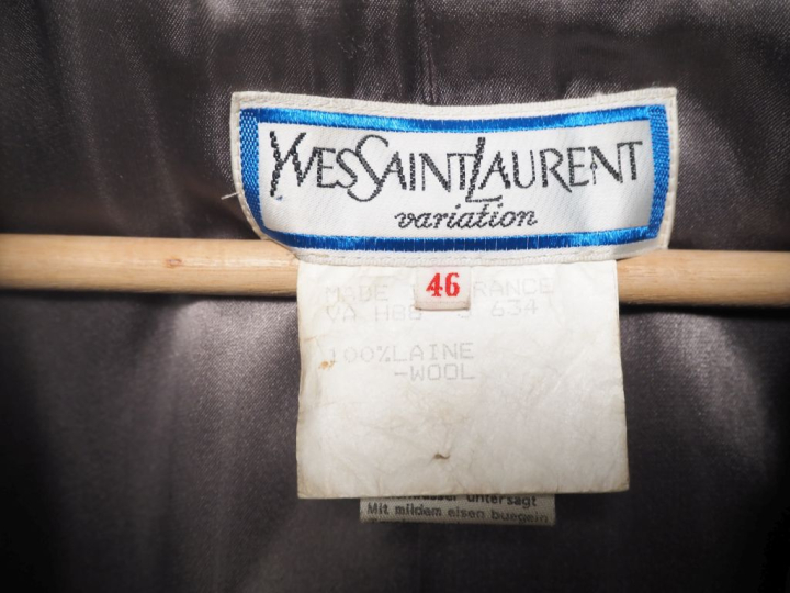 YVES SAINT LAURENT, Variation Ensemble de tailleur, veste et jupe, en 