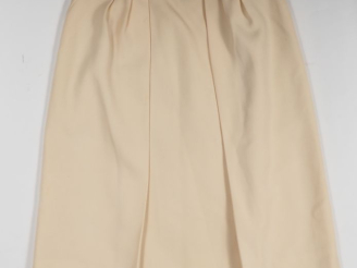 Vente aux enchères SAINT LAURENT, Rive gauche Jupe à pinces de couleur ivoire.  Deux poch