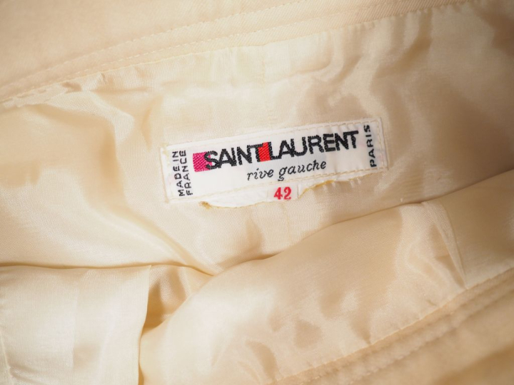 SAINT LAURENT, Rive gauche Jupe à pinces de couleur ivoire.  Deux poch
