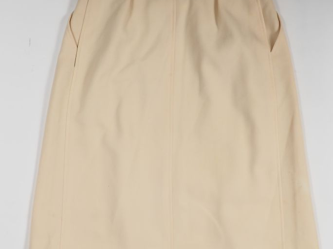 SAINT LAURENT, Rive gauche Jupe à pinces de couleur ivoire.  Deux poch