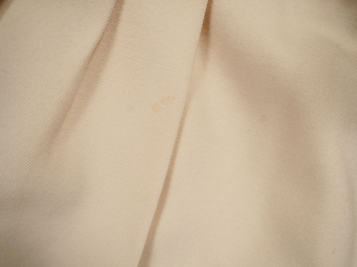 SAINT LAURENT, Rive gauche Jupe à pinces de couleur ivoire.  Deux poch