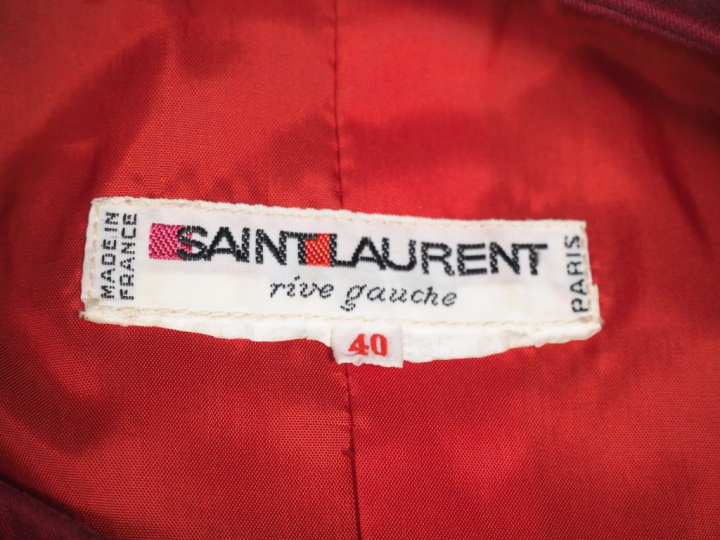 SAINT LAURENT, Rive gauche Veste courte à épaulettes de couleur rouge.