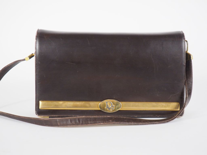 Christian DIOR, Paris Sac porté épaule vintage en cuir marron.  Garnit