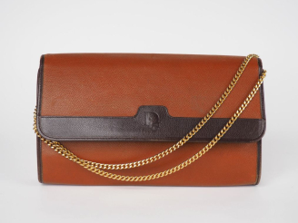 Vente aux enchères Christian DIOR Pochette en cuir bicolore.  Fermeture à rabat et pressi