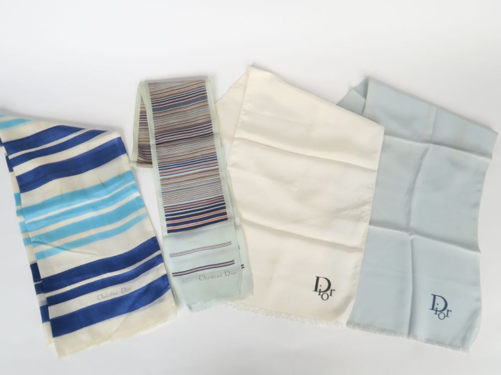 Christian DIOR Ensemble de quatre petits foulards en soie de forme rec