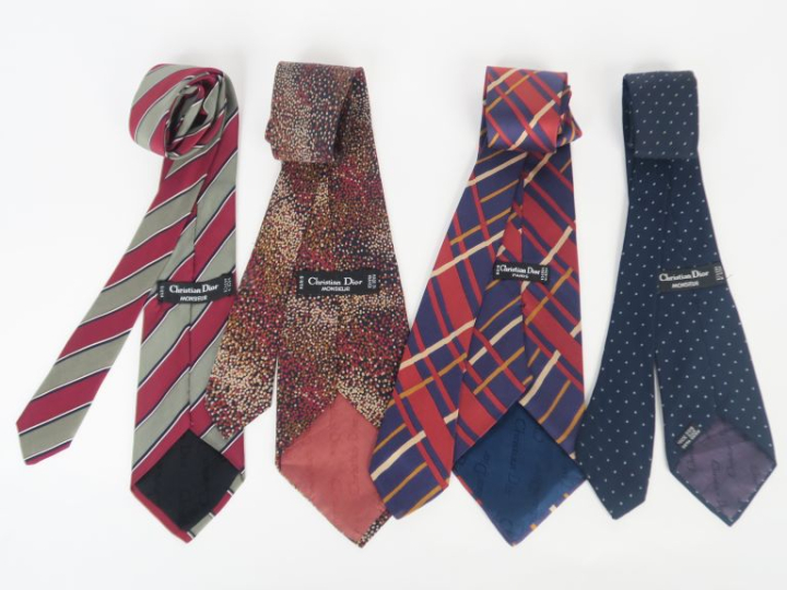 Christian DIOR Ensemble comprenant quatre différentes cravates.  Deux 