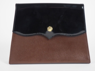 Vente aux enchères Christian LACROIX Pochette en cuir grainé marron et noir vernis.  Ferm