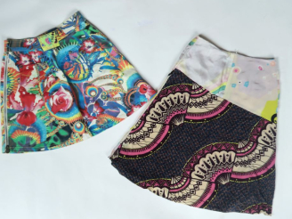 Vente aux enchères Christian LACROIX,  - Jupe en soie, à décor polychrome de motifs abstr