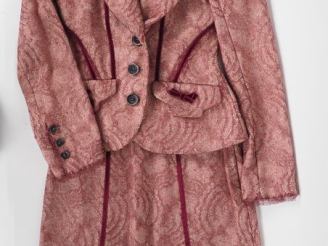 Vente aux enchères Christian LACROIX Ensemble de tailleur, veste et jupe, vieux rose.  Ve