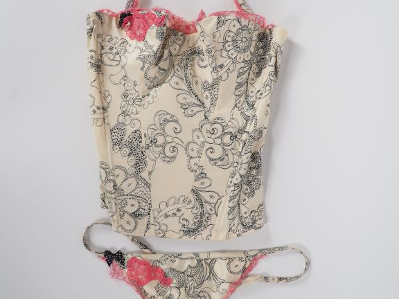 Christian LACROIX, Lingerie Ensemble corset string, à décor de motifs 