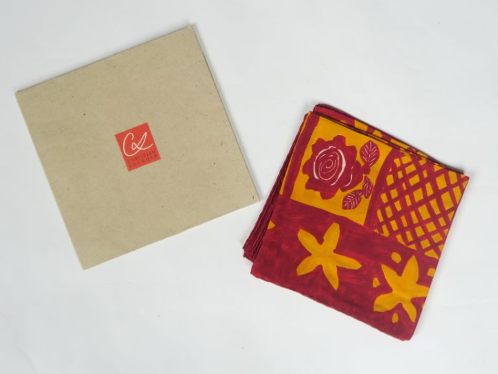 Christian LACROIX Foulard probablement en soie, à décor de motifs jaun