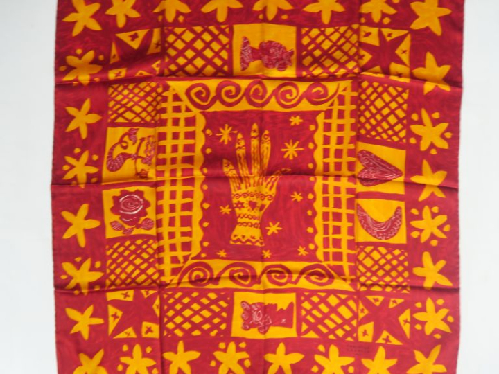 Christian LACROIX Foulard probablement en soie, à décor de motifs jaun