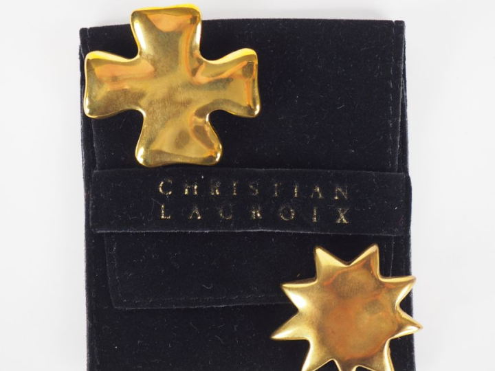 Christian LACROIX Ensemble comprenant :   - une broche en métal doré e