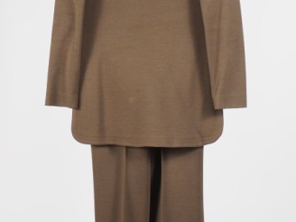Vente aux enchères Les Jerseys de Pierre CARDIN Ensemble en jersey marron comprenant un p
