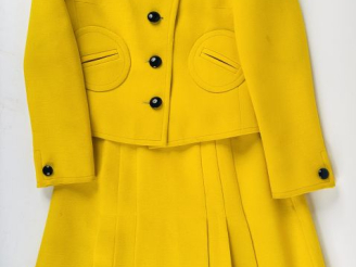 Vente aux enchères Création Pierre CARDIN Ensemble de tailleur, jupe et veste, de couleur