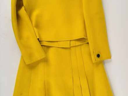Création Pierre CARDIN Ensemble de tailleur, jupe et veste, de couleur