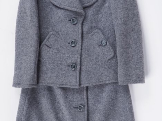 Vente aux enchères Pierre CARDIN Ensemble de tailleur, veste et jupe, probablement en lai