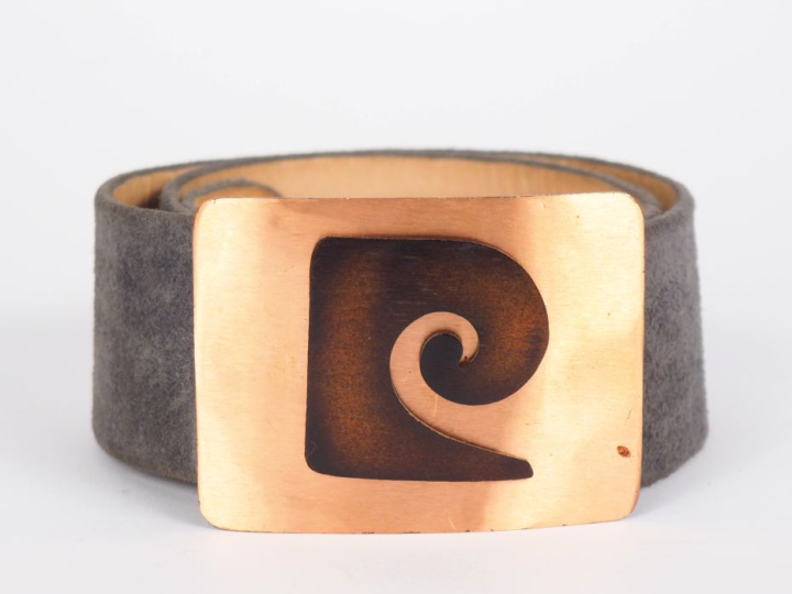 Pierre CARDIN, Paris Large ceinture en daim gris.  Boucle en métal bic