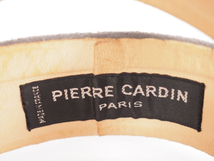 Pierre CARDIN, Paris Large ceinture en daim gris.  Boucle en métal bic