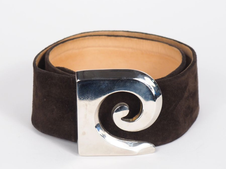 Pierre CARDIN, Paris Large ceinture en daim marron.  Boucle en métal a