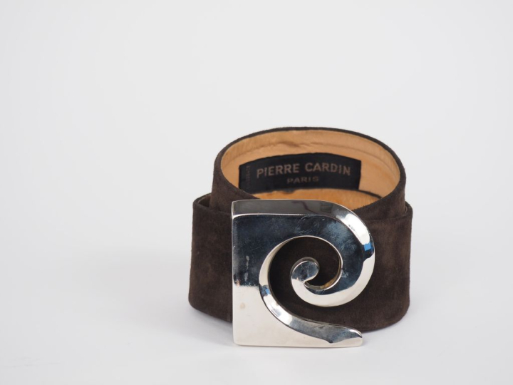 Pierre CARDIN, Paris Large ceinture en daim marron.  Boucle en métal a