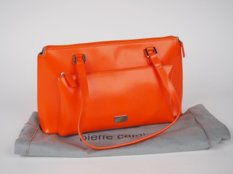 Vente aux enchères Pierre CARDIN  Sac porté épaule en cuir orange.  Deux anses.  Une poch