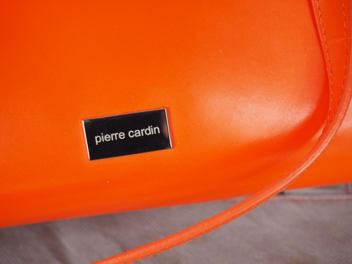 Pierre CARDIN  Sac porté épaule en cuir orange.  Deux anses.  Une poch