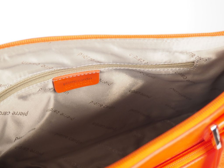 Pierre CARDIN  Sac porté épaule en cuir orange.  Deux anses.  Une poch