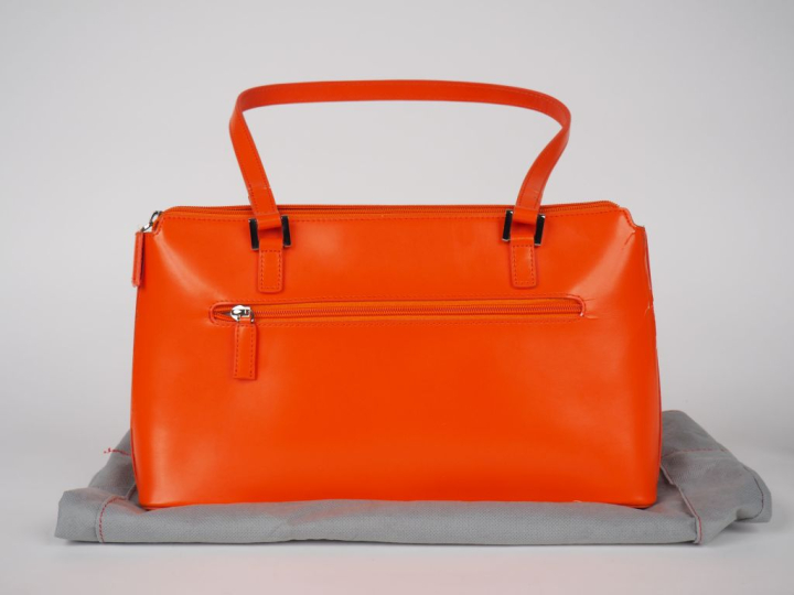 Pierre CARDIN  Sac porté épaule en cuir orange.  Deux anses.  Une poch
