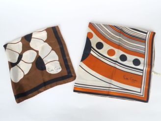 Vente aux enchères Pierre CARDIN, Paris Deux différents carrés de soie polychrome.  Signé
