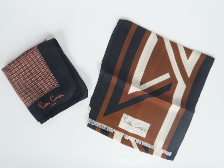 Pierre CARDIN, Paris Ensemble comprenant :  - un foulard probablement 
