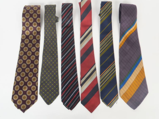 Vente aux enchères Pierre CARDIN,  Ensemble de deux différentes cravates.  BALMAIN,  Quat